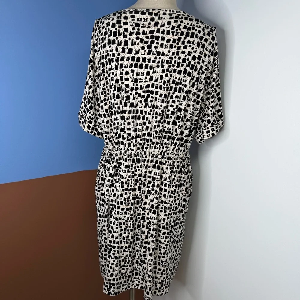 Chicos Split Neck Tie Waist Dress Women's Size 3 XL Black‎ & White 3/4 Sleeve